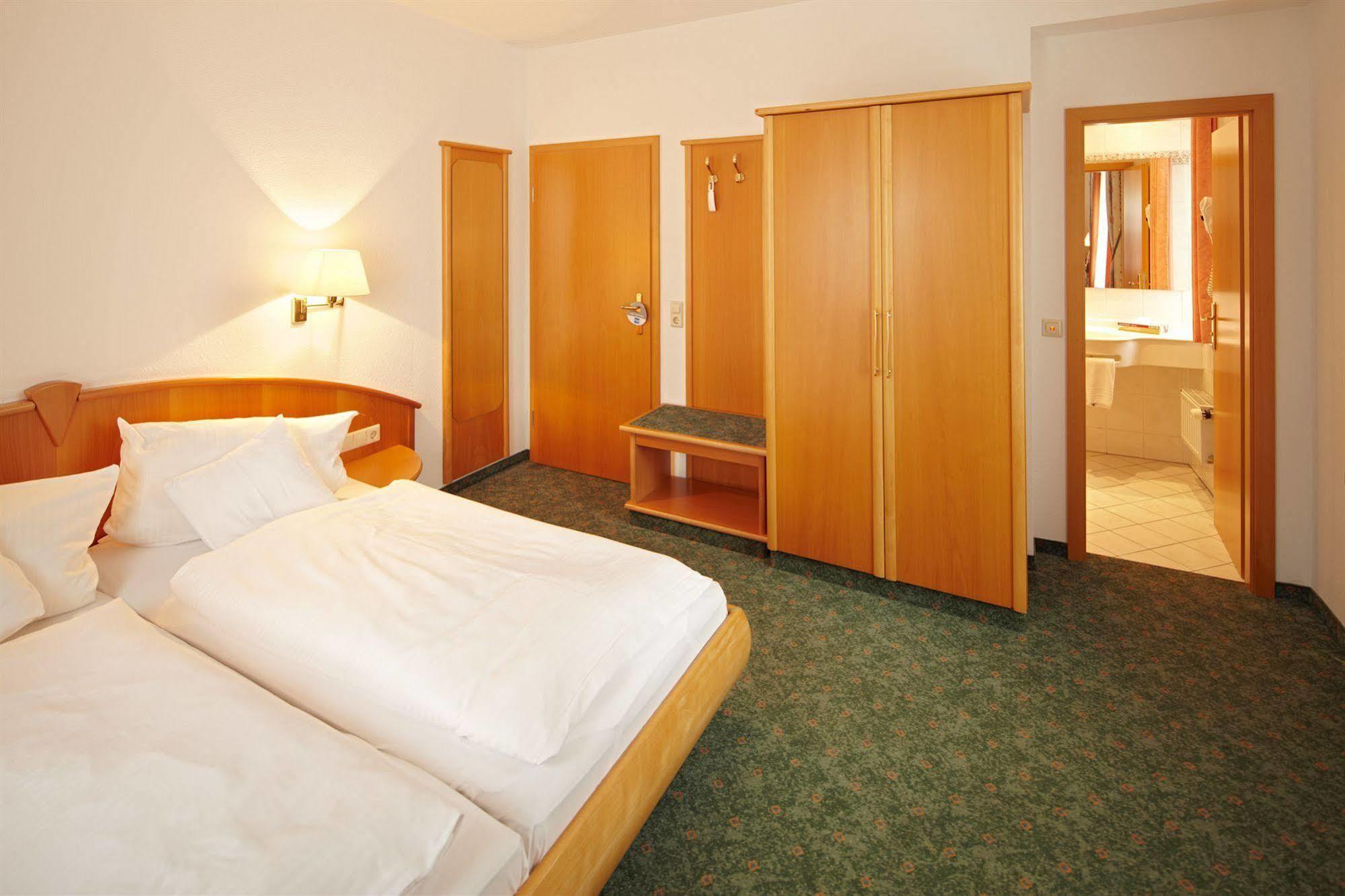 Hotel Zum Hirsch Wertingen Ngoại thất bức ảnh