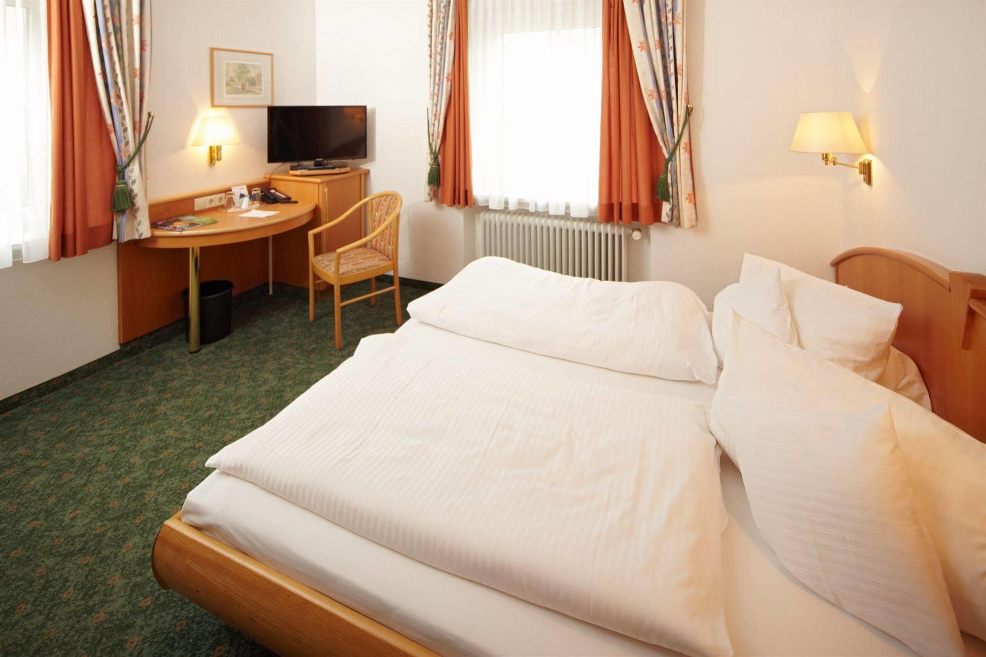 Hotel Zum Hirsch Wertingen Ngoại thất bức ảnh